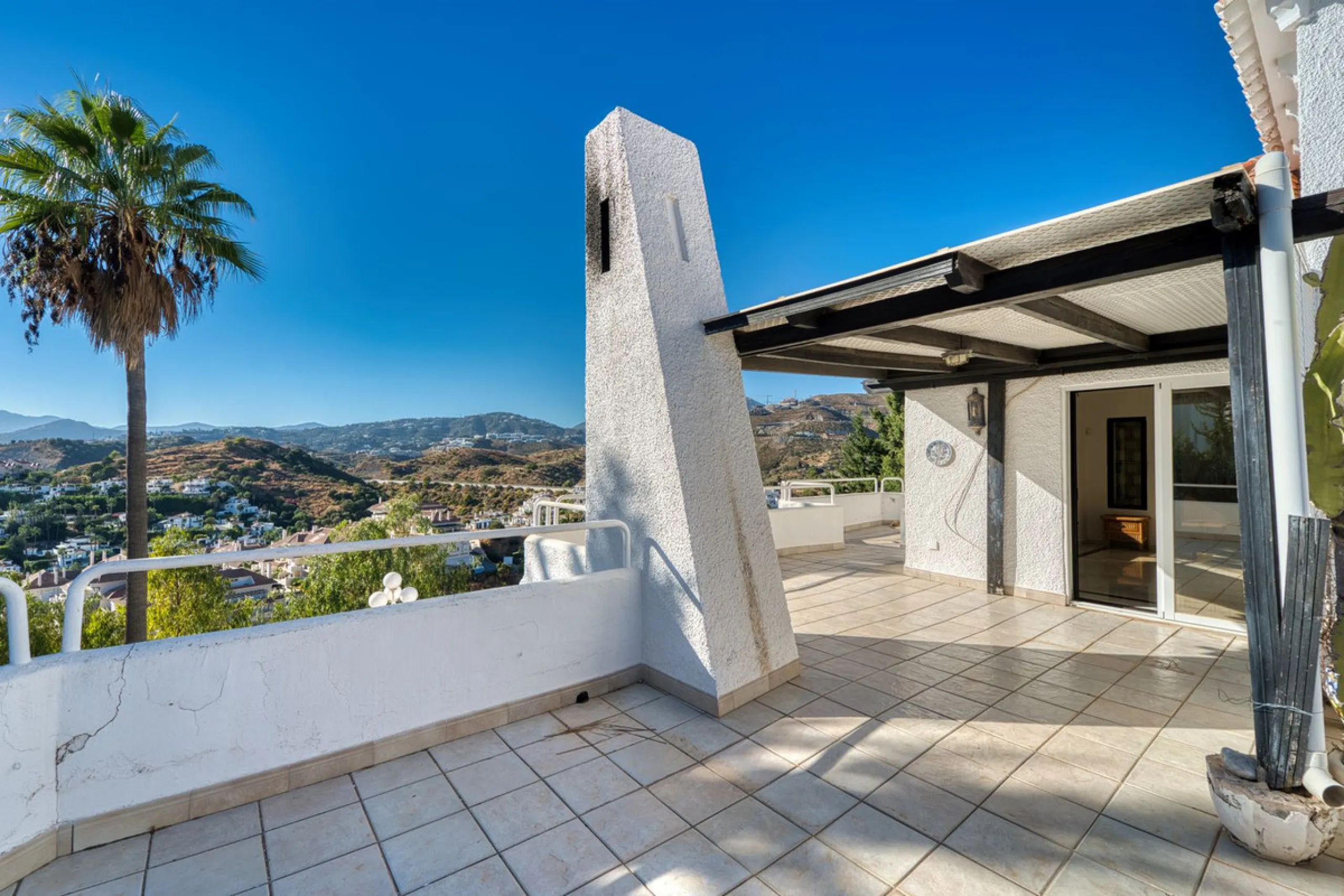 House - Detached Villa в продаже в Marbella, Málaga. В доме 4 спален и 3 ванных комнат. Площадь дома 448 м². Площадь участка 856 м²