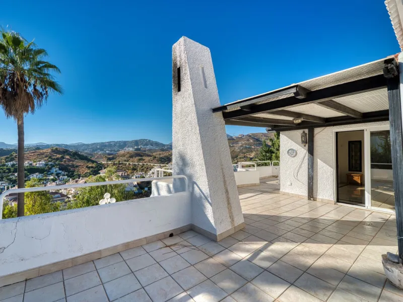 House - Detached Villa в продаже в Marbella, Málaga. В доме 4 спален и 3 ванных комнат. Площадь дома 448 м². Площадь участка 856 м²