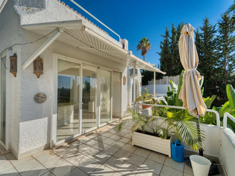 House - Detached Villa в продаже в Marbella, Málaga. В доме 4 спален и 3 ванных комнат. Площадь дома 448 м². Площадь участка 856 м²