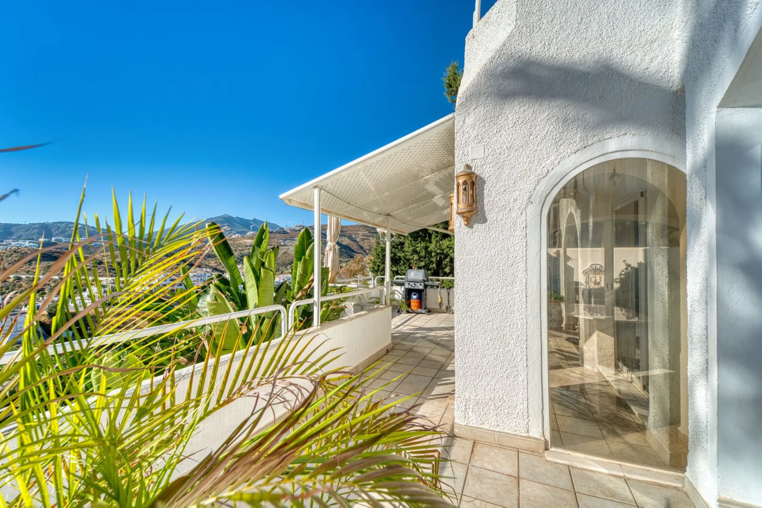 House - Detached Villa в продаже в Marbella, Málaga. В доме 4 спален и 3 ванных комнат. Площадь дома 448 м². Площадь участка 856 м²