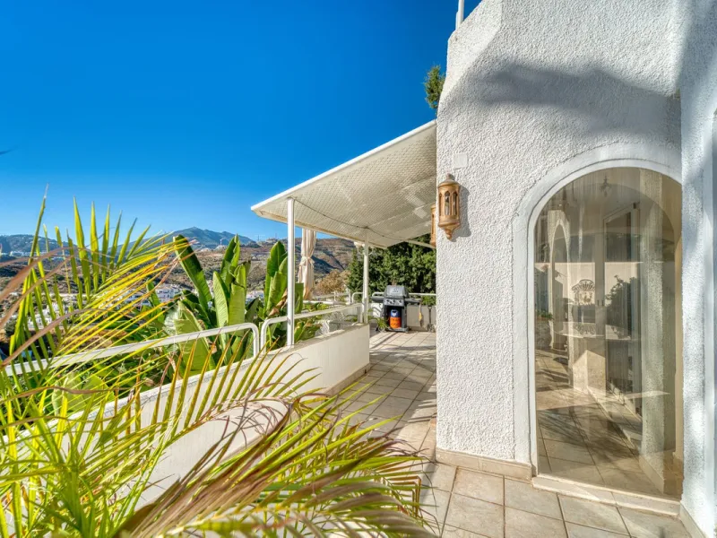House - Detached Villa в продаже в Marbella, Málaga. В доме 4 спален и 3 ванных комнат. Площадь дома 448 м². Площадь участка 856 м²