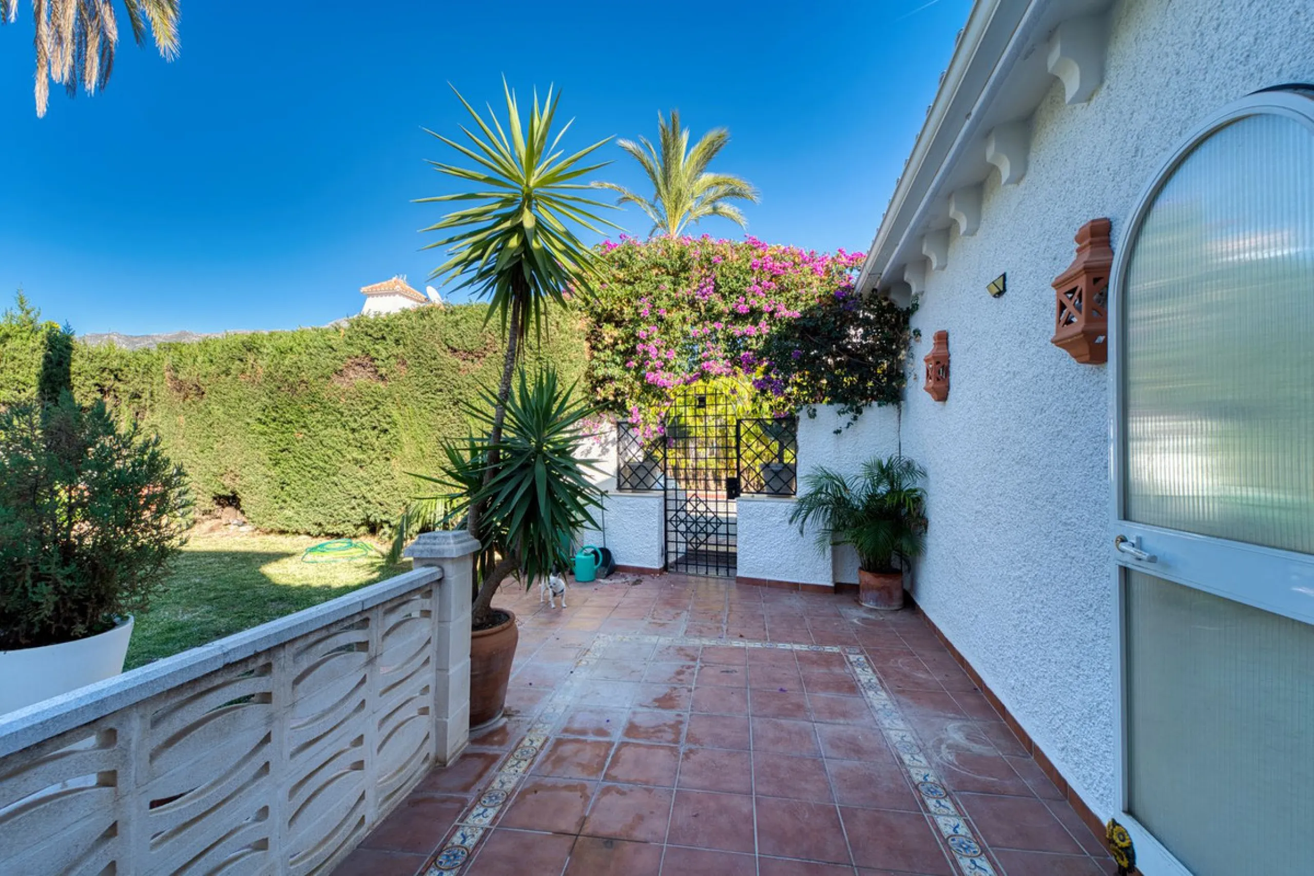 House - Detached Villa в продаже в Marbella, Málaga. В доме 4 спален и 3 ванных комнат. Площадь дома 448 м². Площадь участка 856 м²