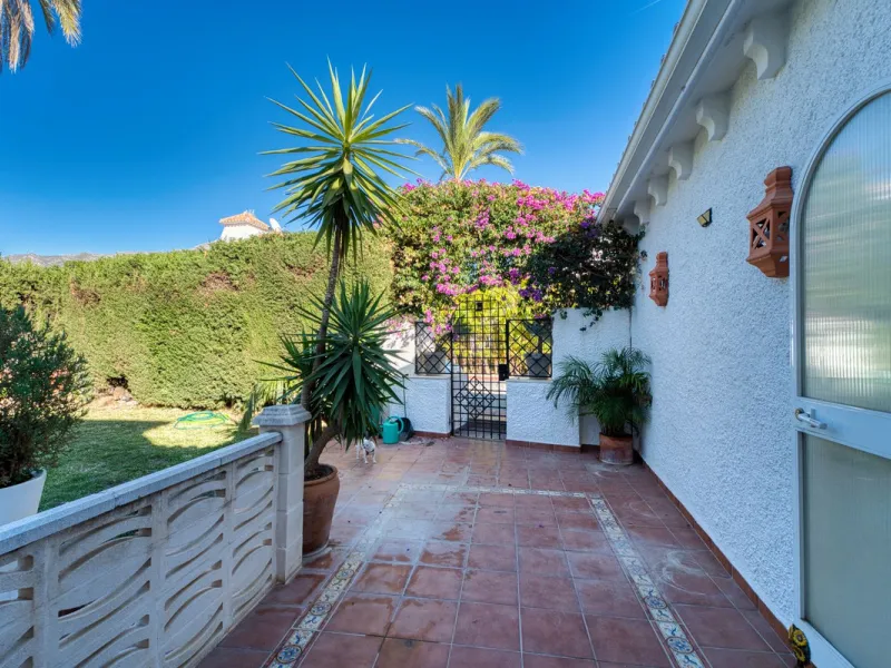 House - Detached Villa в продаже в Marbella, Málaga. В доме 4 спален и 3 ванных комнат. Площадь дома 448 м². Площадь участка 856 м²