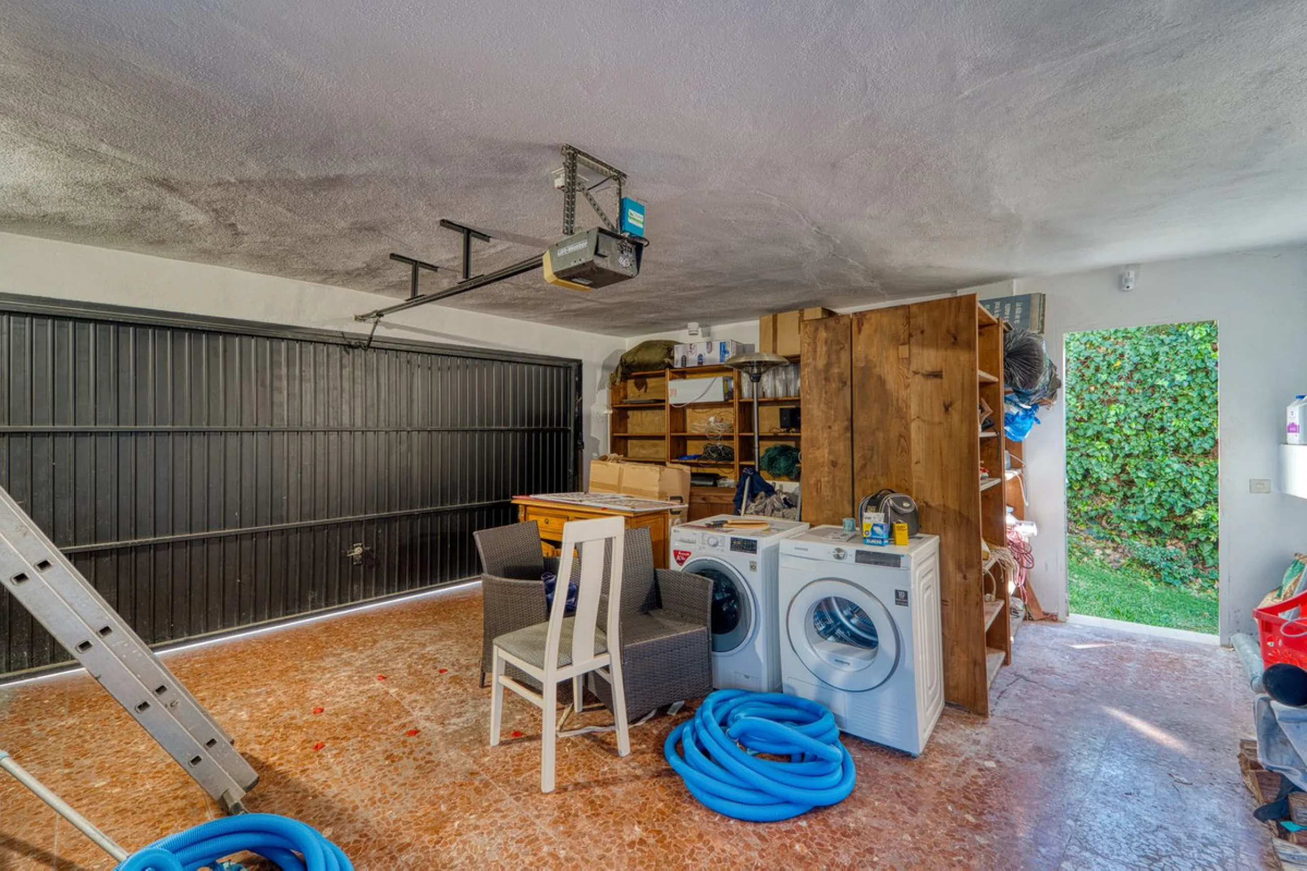 House - Detached Villa в продаже в Marbella, Málaga. В доме 4 спален и 3 ванных комнат. Площадь дома 448 м². Площадь участка 856 м²