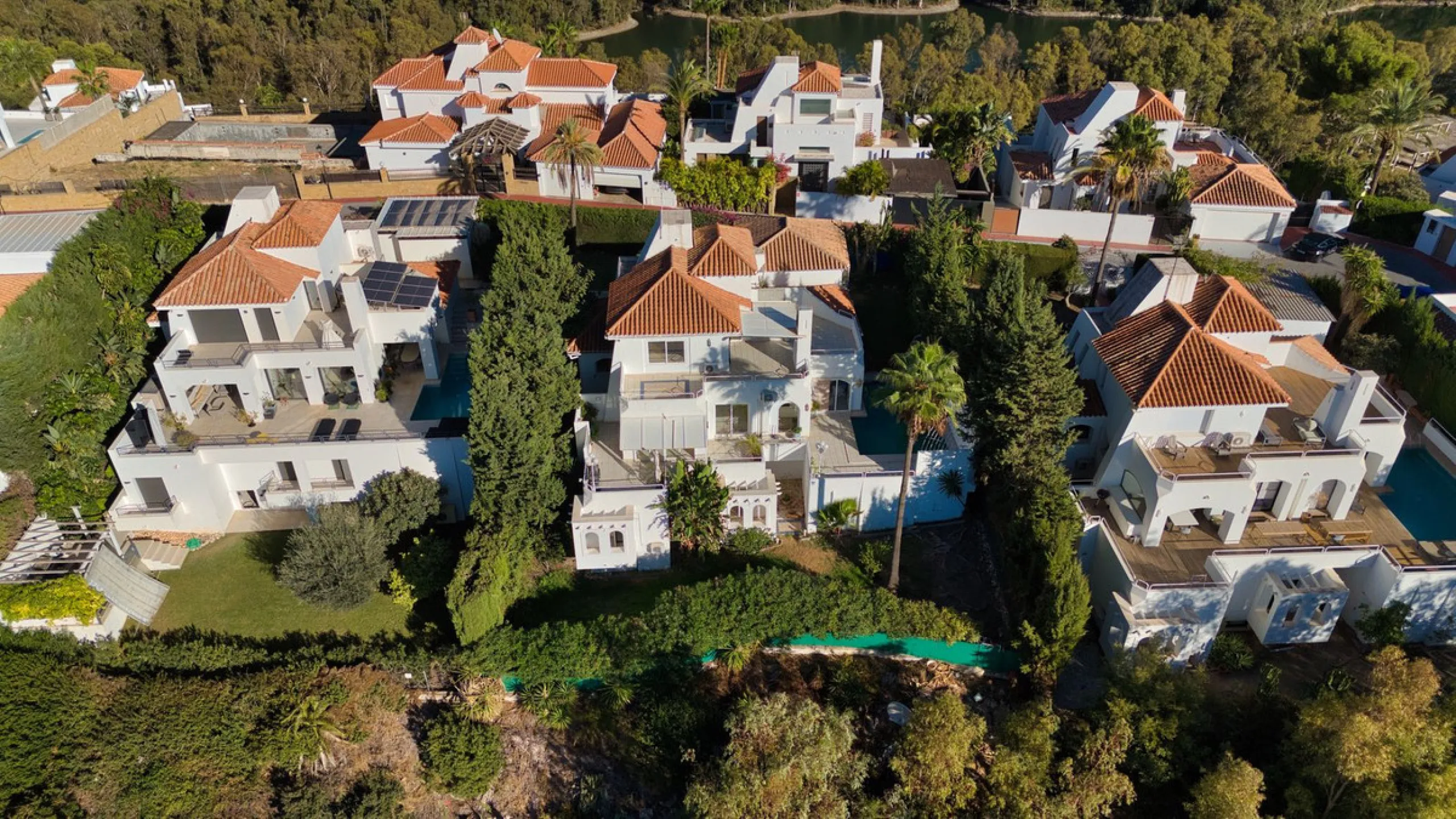 House - Detached Villa в продаже в Marbella, Málaga. В доме 4 спален и 3 ванных комнат. Площадь дома 448 м². Площадь участка 856 м²