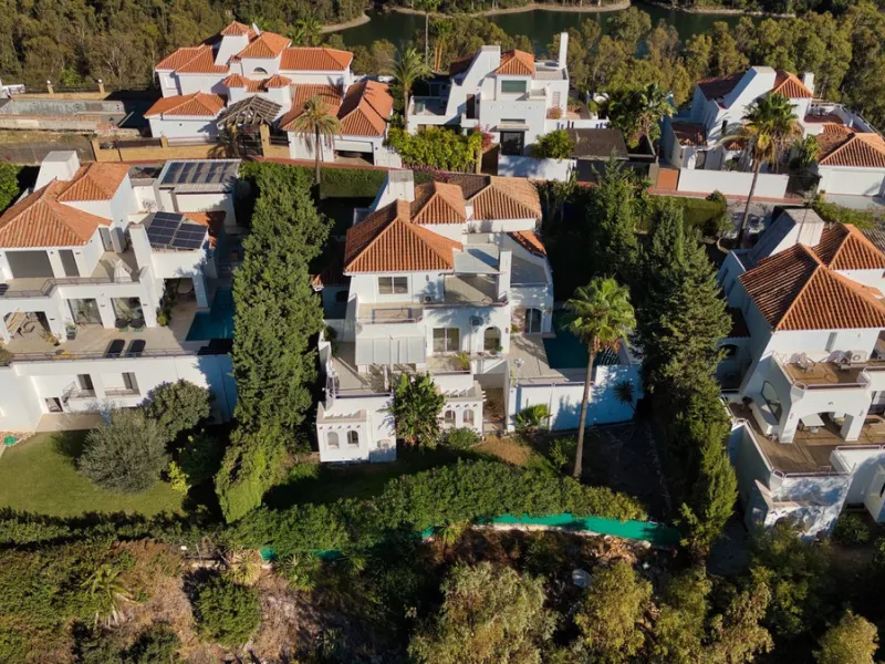 House - Detached Villa в продаже в Marbella, Málaga. В доме 4 спален и 3 ванных комнат. Площадь дома 448 м². Площадь участка 856 м²