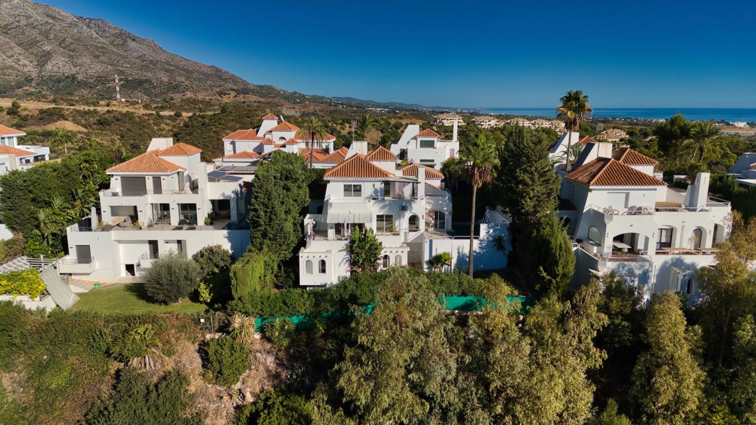 House - Detached Villa в продаже в Marbella, Málaga. В доме 4 спален и 3 ванных комнат. Площадь дома 448 м². Площадь участка 856 м²