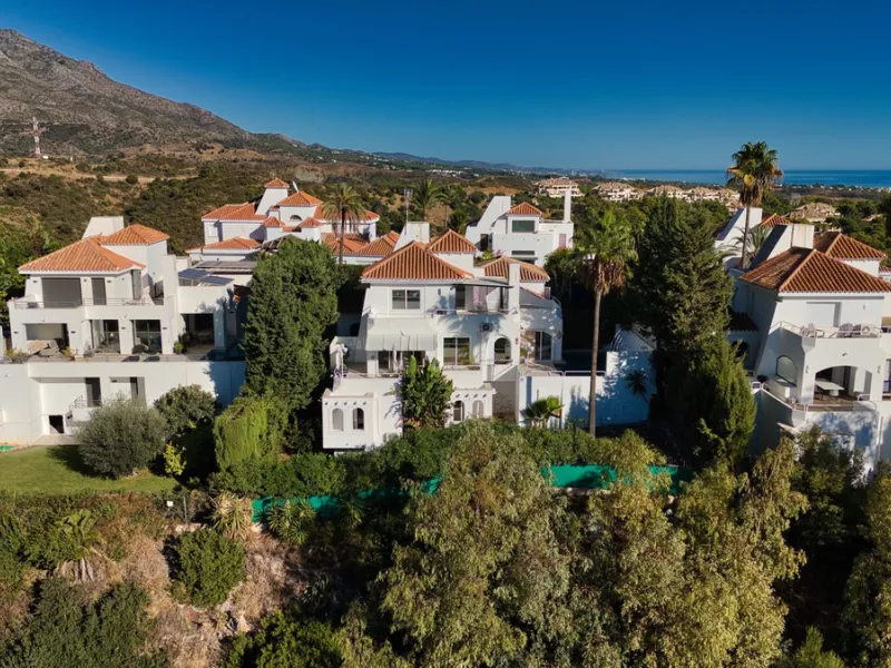 House - Detached Villa в продаже в Marbella, Málaga. В доме 4 спален и 3 ванных комнат. Площадь дома 448 м². Площадь участка 856 м²