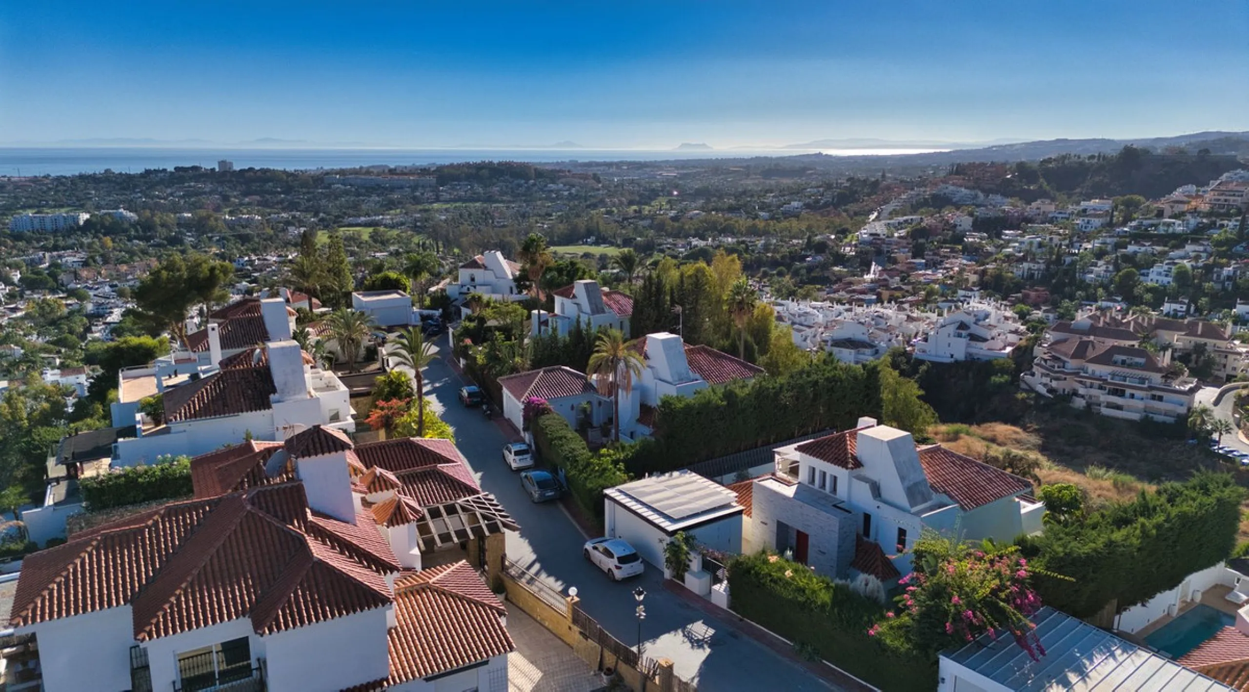 House - Detached Villa в продаже в Marbella, Málaga. В доме 4 спален и 3 ванных комнат. Площадь дома 448 м². Площадь участка 856 м²