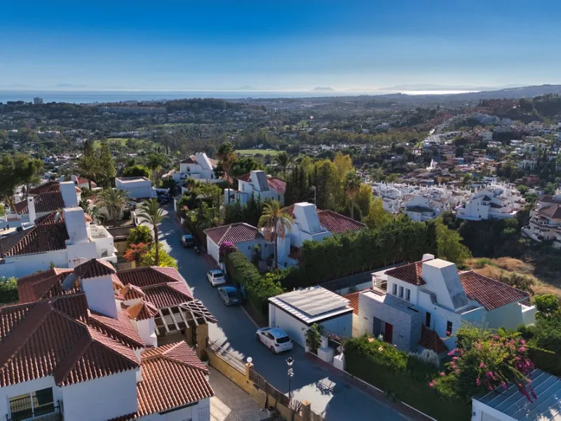 House - Detached Villa в продаже в Marbella, Málaga. В доме 4 спален и 3 ванных комнат. Площадь дома 448 м². Площадь участка 856 м²