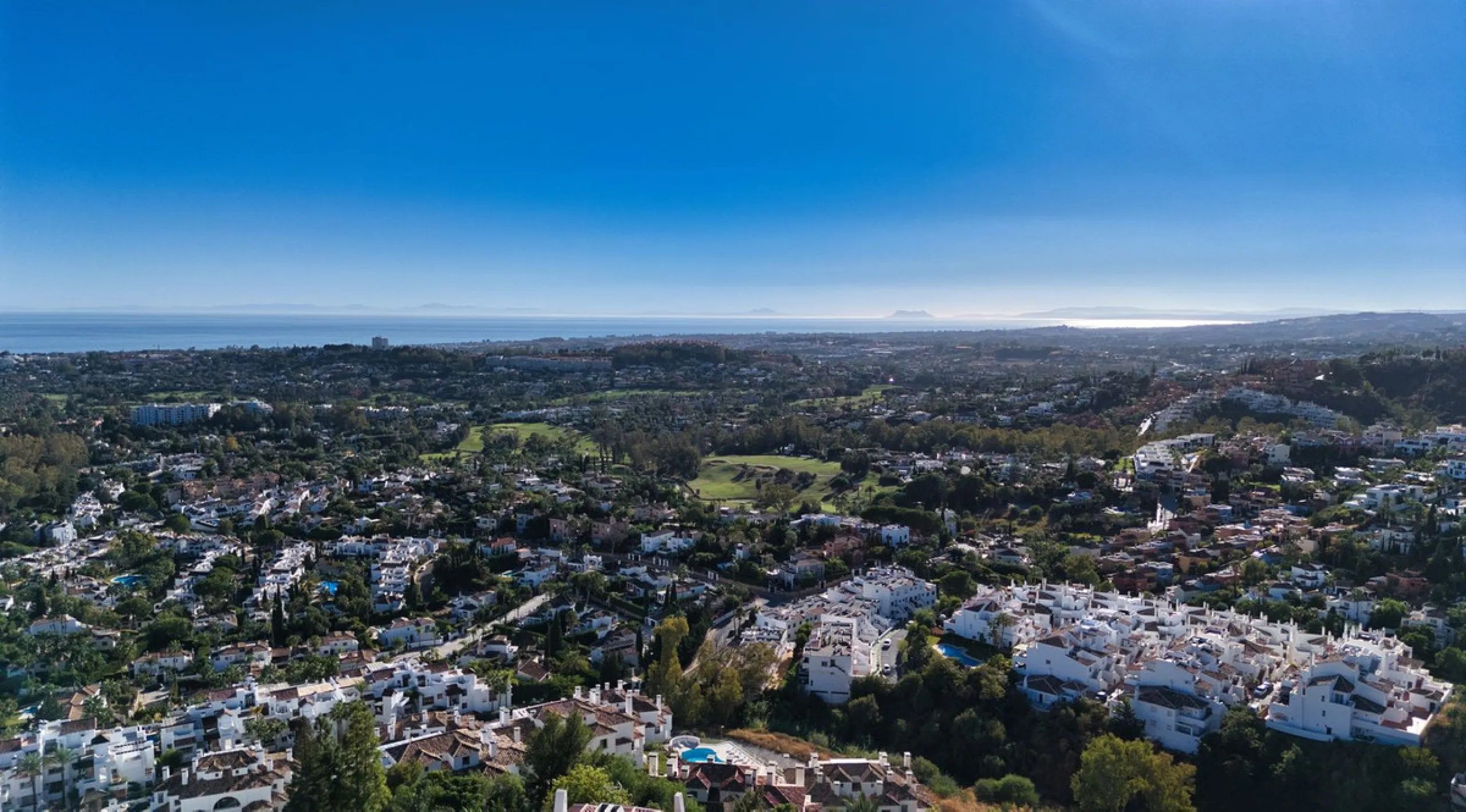 House - Detached Villa в продаже в Marbella, Málaga. В доме 4 спален и 3 ванных комнат. Площадь дома 448 м². Площадь участка 856 м²