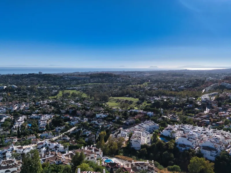 House - Detached Villa в продаже в Marbella, Málaga. В доме 4 спален и 3 ванных комнат. Площадь дома 448 м². Площадь участка 856 м²
