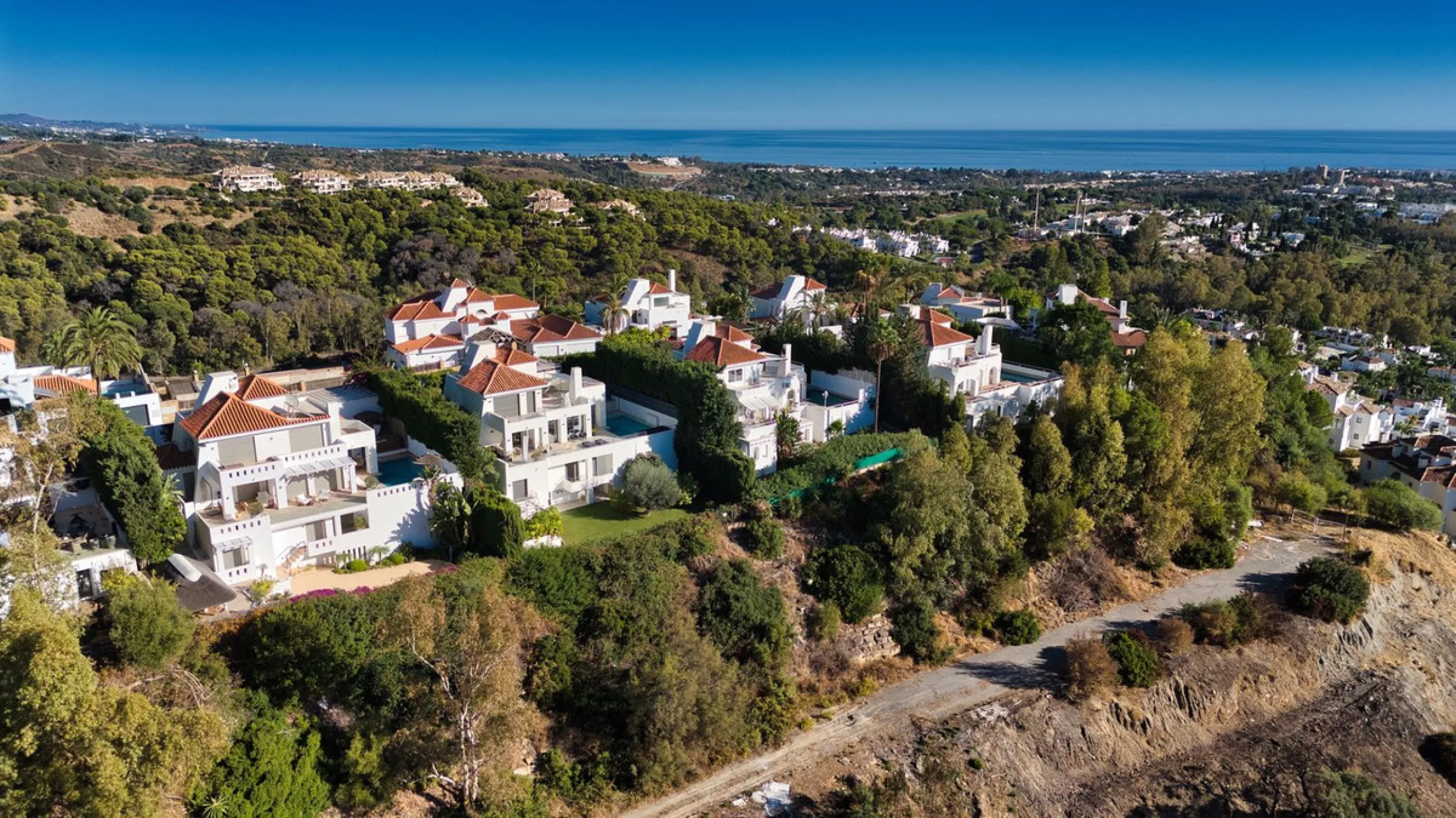 House - Detached Villa в продаже в Marbella, Málaga. В доме 4 спален и 3 ванных комнат. Площадь дома 448 м². Площадь участка 856 м²