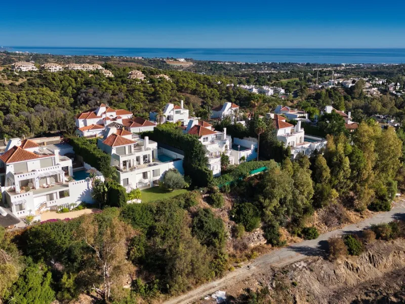 House - Detached Villa в продаже в Marbella, Málaga. В доме 4 спален и 3 ванных комнат. Площадь дома 448 м². Площадь участка 856 м²