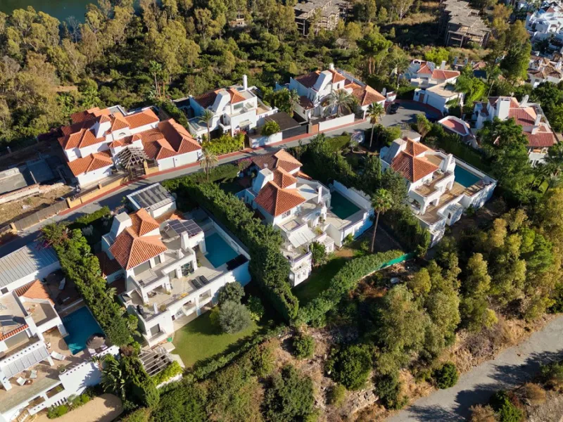 House - Detached Villa в продаже в Marbella, Málaga. В доме 4 спален и 3 ванных комнат. Площадь дома 448 м². Площадь участка 856 м²