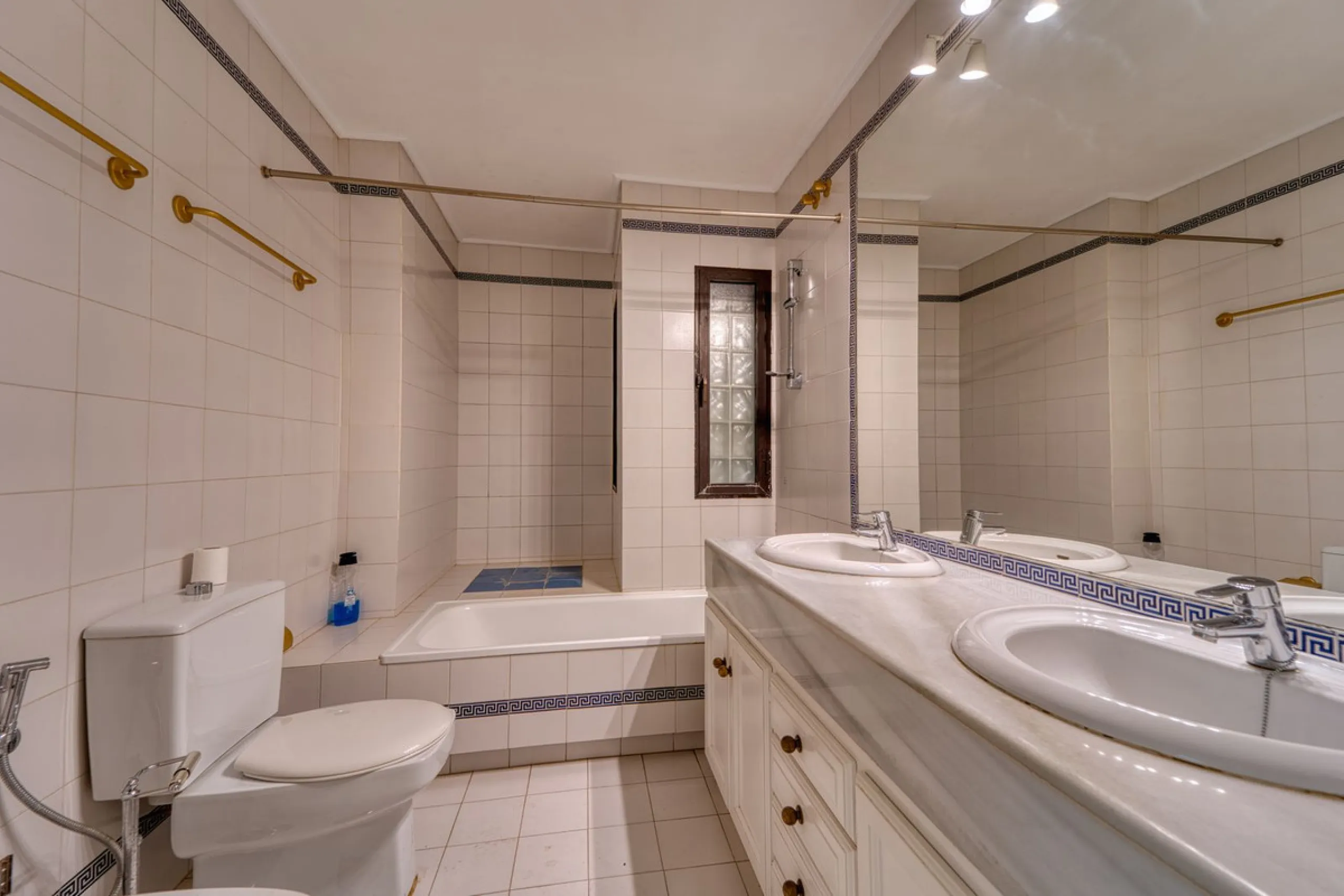 House - Detached Villa в продаже в Marbella, Málaga. В доме 4 спален и 3 ванных комнат. Площадь дома 448 м². Площадь участка 856 м²