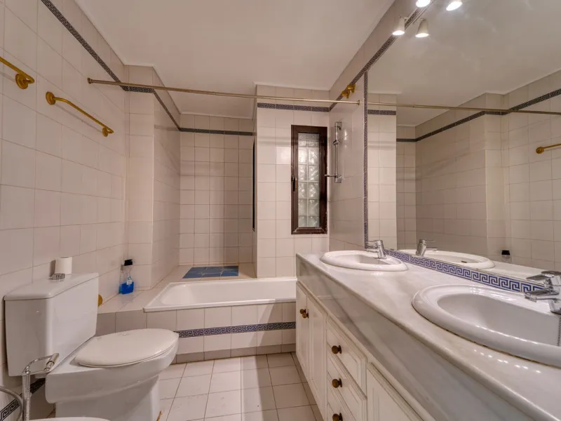 House - Detached Villa в продаже в Marbella, Málaga. В доме 4 спален и 3 ванных комнат. Площадь дома 448 м². Площадь участка 856 м²