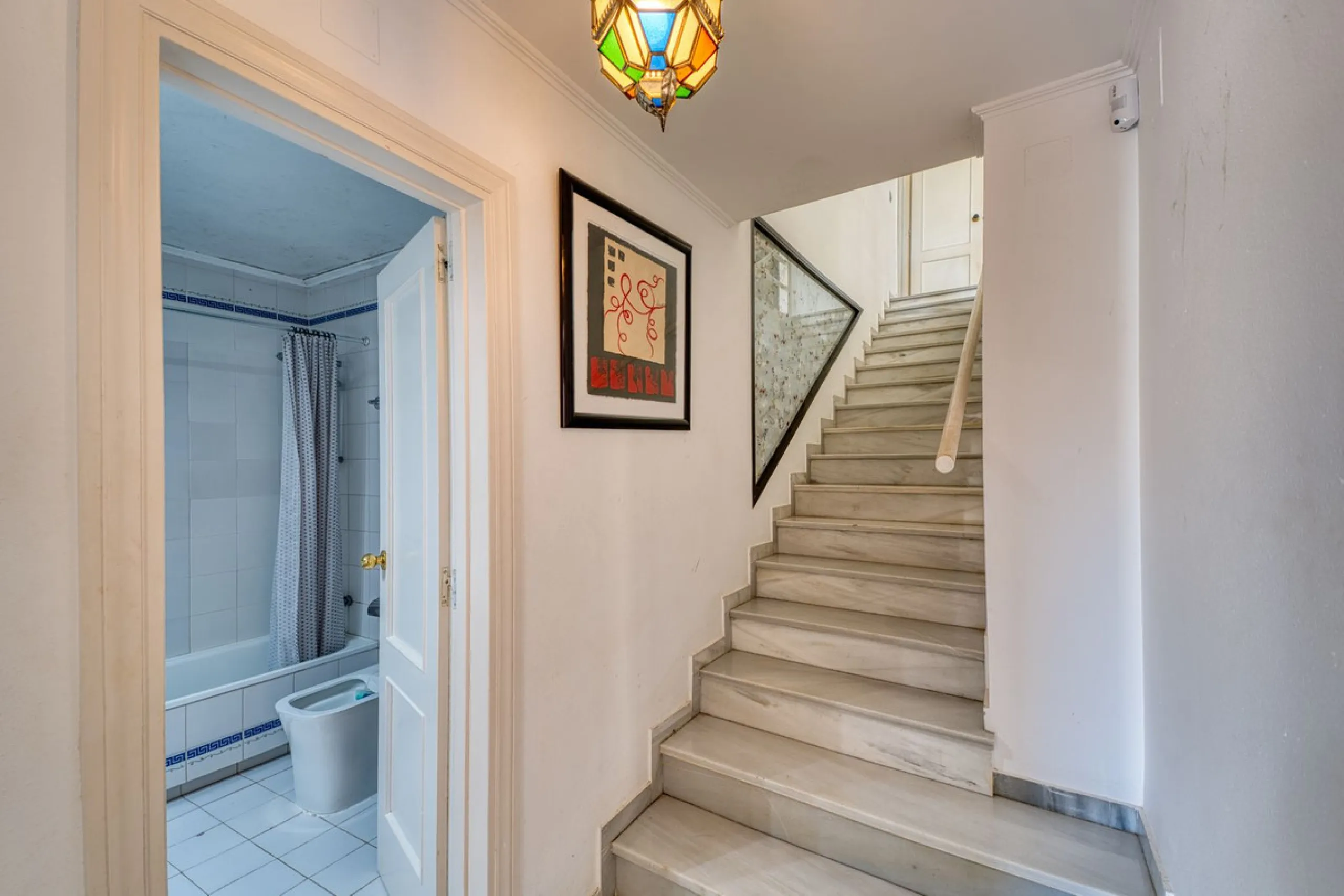 House - Detached Villa в продаже в Marbella, Málaga. В доме 4 спален и 3 ванных комнат. Площадь дома 448 м². Площадь участка 856 м²