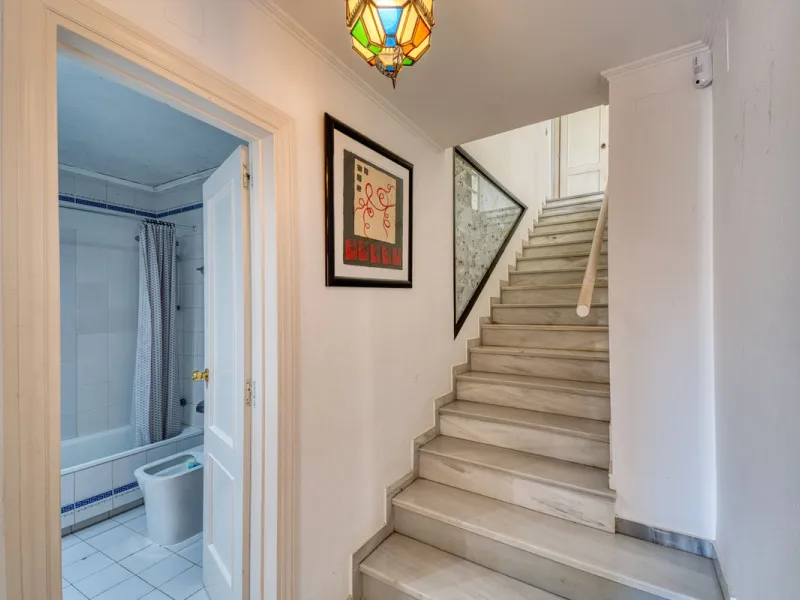 House - Detached Villa в продаже в Marbella, Málaga. В доме 4 спален и 3 ванных комнат. Площадь дома 448 м². Площадь участка 856 м²