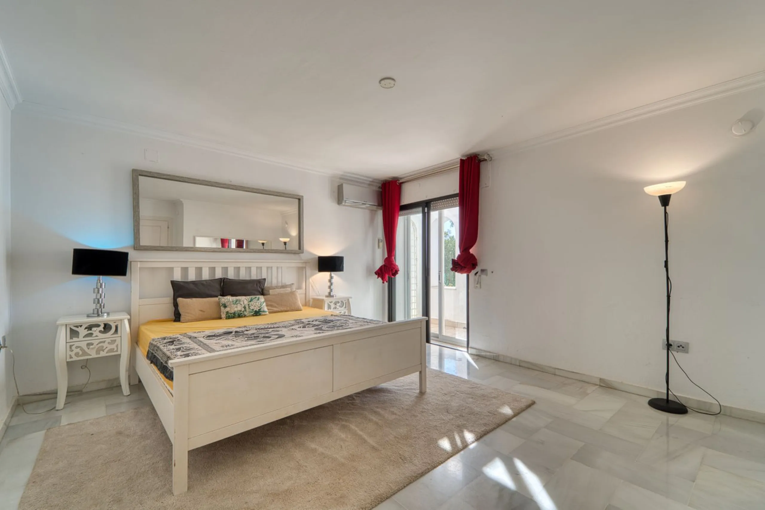 House - Detached Villa в продаже в Marbella, Málaga. В доме 4 спален и 3 ванных комнат. Площадь дома 448 м². Площадь участка 856 м²