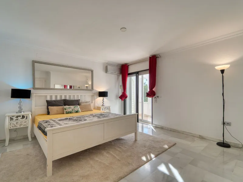 House - Detached Villa в продаже в Marbella, Málaga. В доме 4 спален и 3 ванных комнат. Площадь дома 448 м². Площадь участка 856 м²