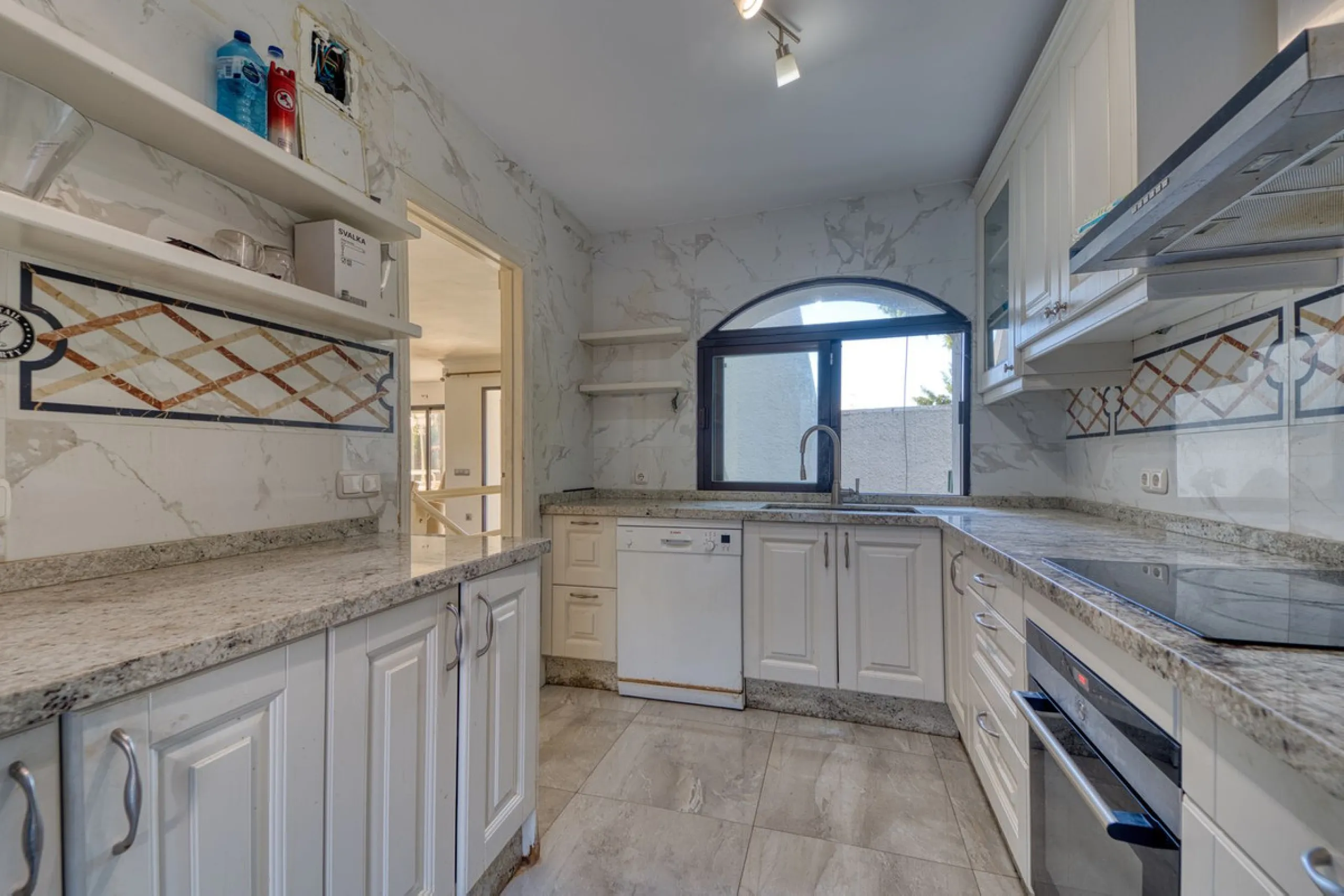 House - Detached Villa в продаже в Marbella, Málaga. В доме 4 спален и 3 ванных комнат. Площадь дома 448 м². Площадь участка 856 м²