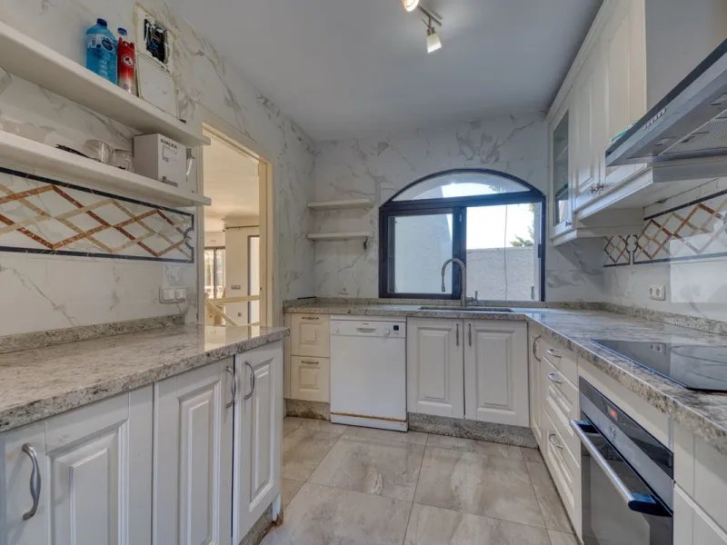 House - Detached Villa в продаже в Marbella, Málaga. В доме 4 спален и 3 ванных комнат. Площадь дома 448 м². Площадь участка 856 м²