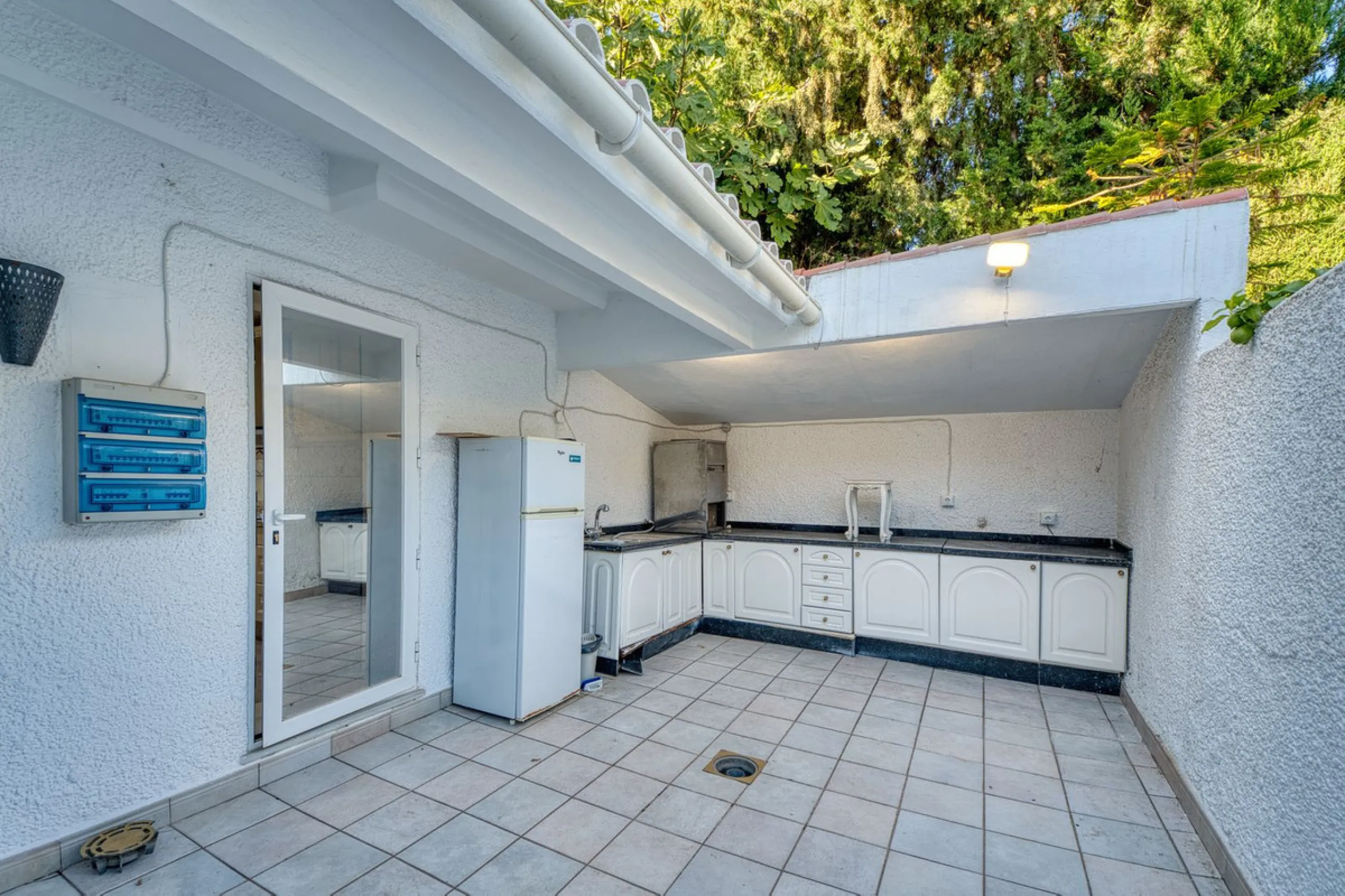 House - Detached Villa в продаже в Marbella, Málaga. В доме 4 спален и 3 ванных комнат. Площадь дома 448 м². Площадь участка 856 м²