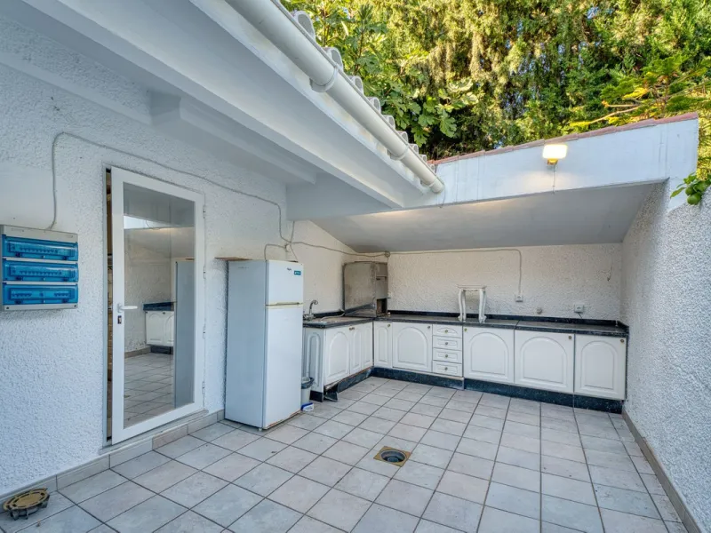 House - Detached Villa в продаже в Marbella, Málaga. В доме 4 спален и 3 ванных комнат. Площадь дома 448 м². Площадь участка 856 м²