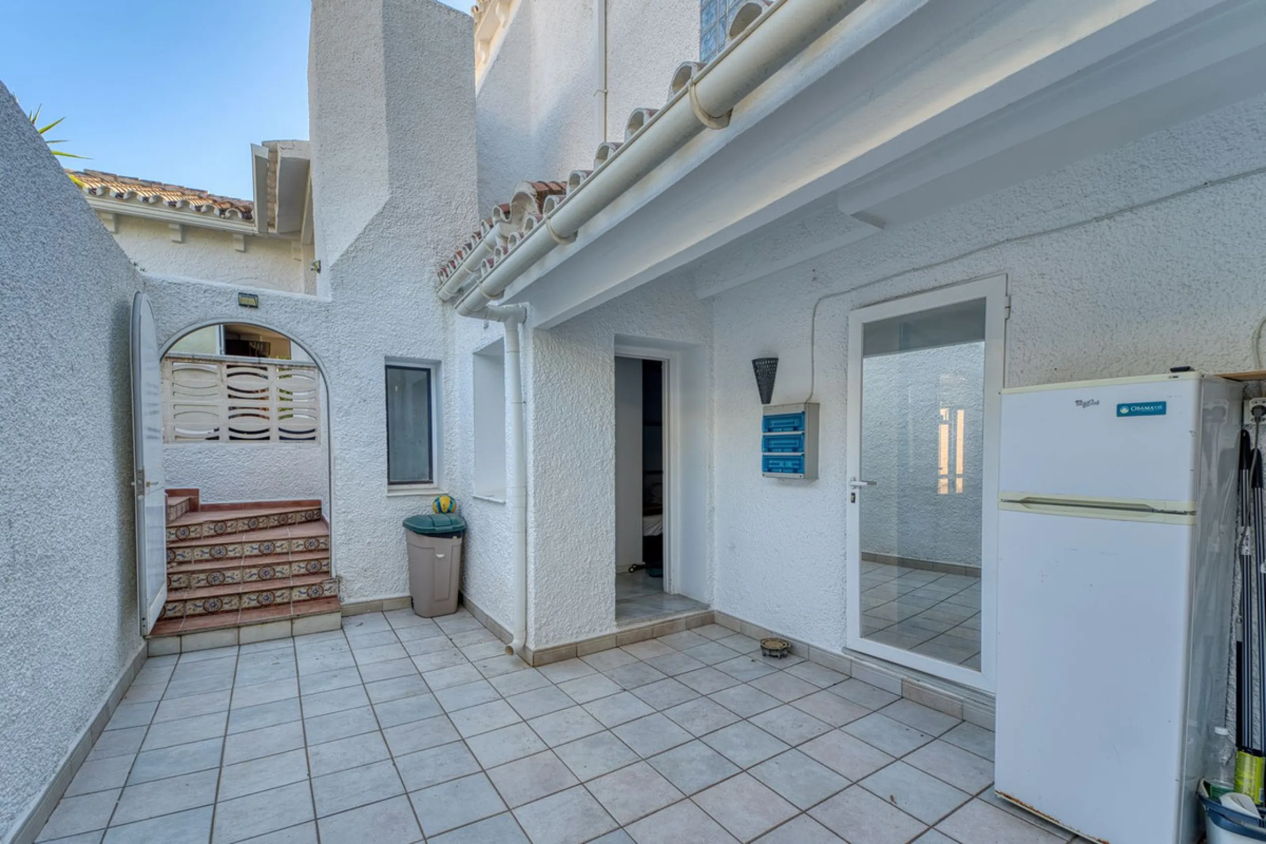 House - Detached Villa в продаже в Marbella, Málaga. В доме 4 спален и 3 ванных комнат. Площадь дома 448 м². Площадь участка 856 м²