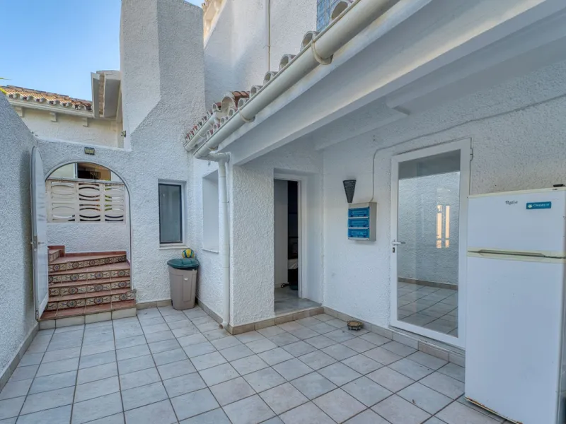 House - Detached Villa в продаже в Marbella, Málaga. В доме 4 спален и 3 ванных комнат. Площадь дома 448 м². Площадь участка 856 м²