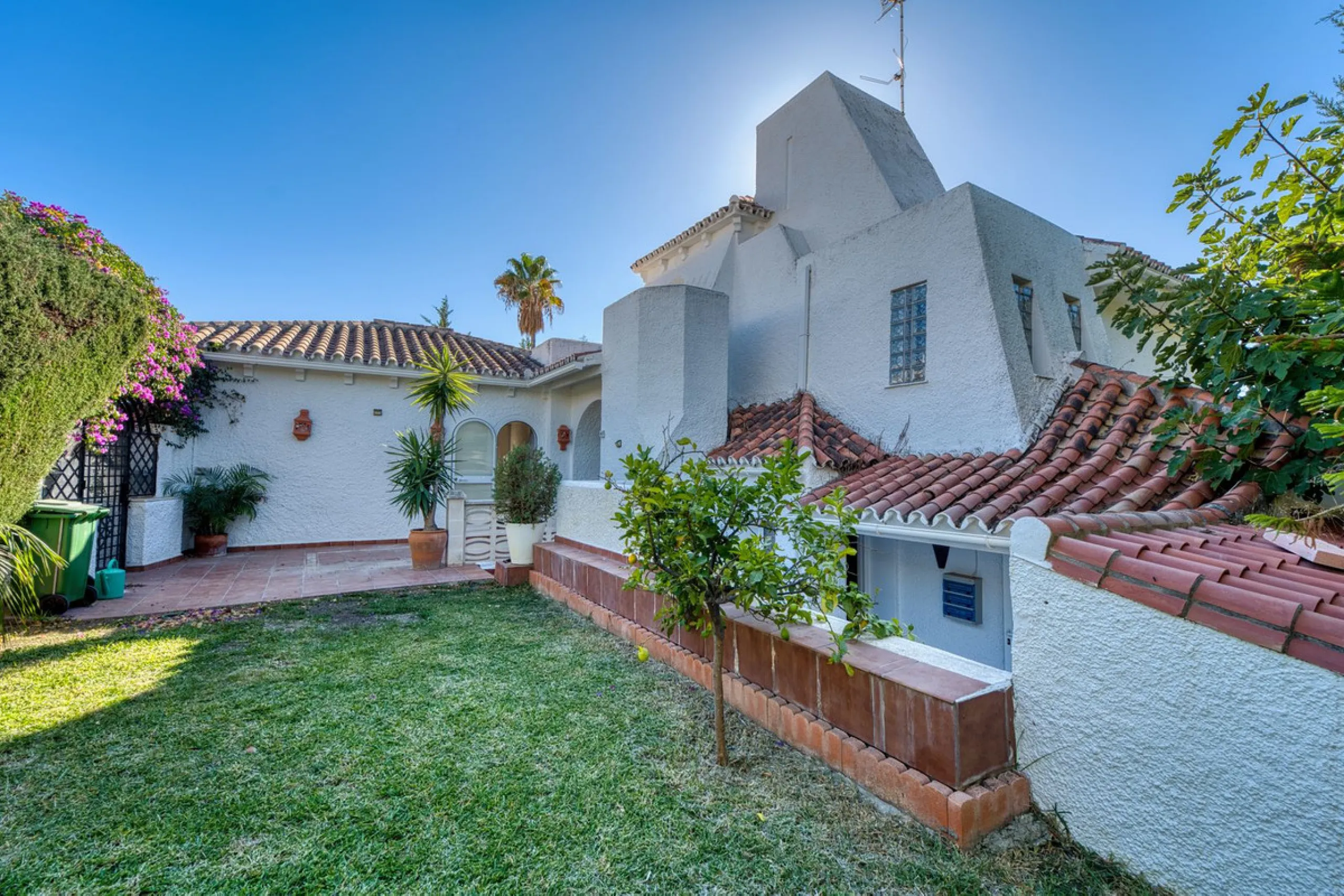 House - Detached Villa в продаже в Marbella, Málaga. В доме 4 спален и 3 ванных комнат. Площадь дома 448 м². Площадь участка 856 м²