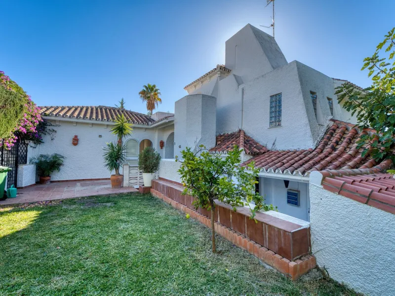 House - Detached Villa в продаже в Marbella, Málaga. В доме 4 спален и 3 ванных комнат. Площадь дома 448 м². Площадь участка 856 м²