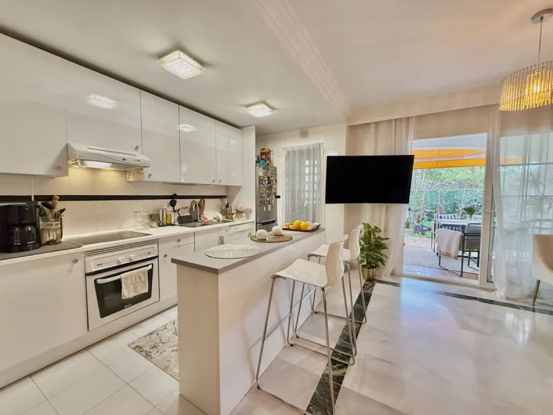 Located in a prestigious urbanization in Nagüeles, within the exclusive neighborhood of La Carolina, Guadalpin, Marbella, this property offers a unique lifestyle. The layout includes an entrance hall that leads to two bedrooms, two bathrooms, a spacious l