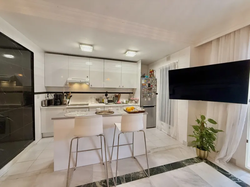 Located in a prestigious urbanization in Nagüeles, within the exclusive neighborhood of La Carolina, Guadalpin, Marbella, this property offers a unique lifestyle. The layout includes an entrance hall that leads to two bedrooms, two bathrooms, a spacious l