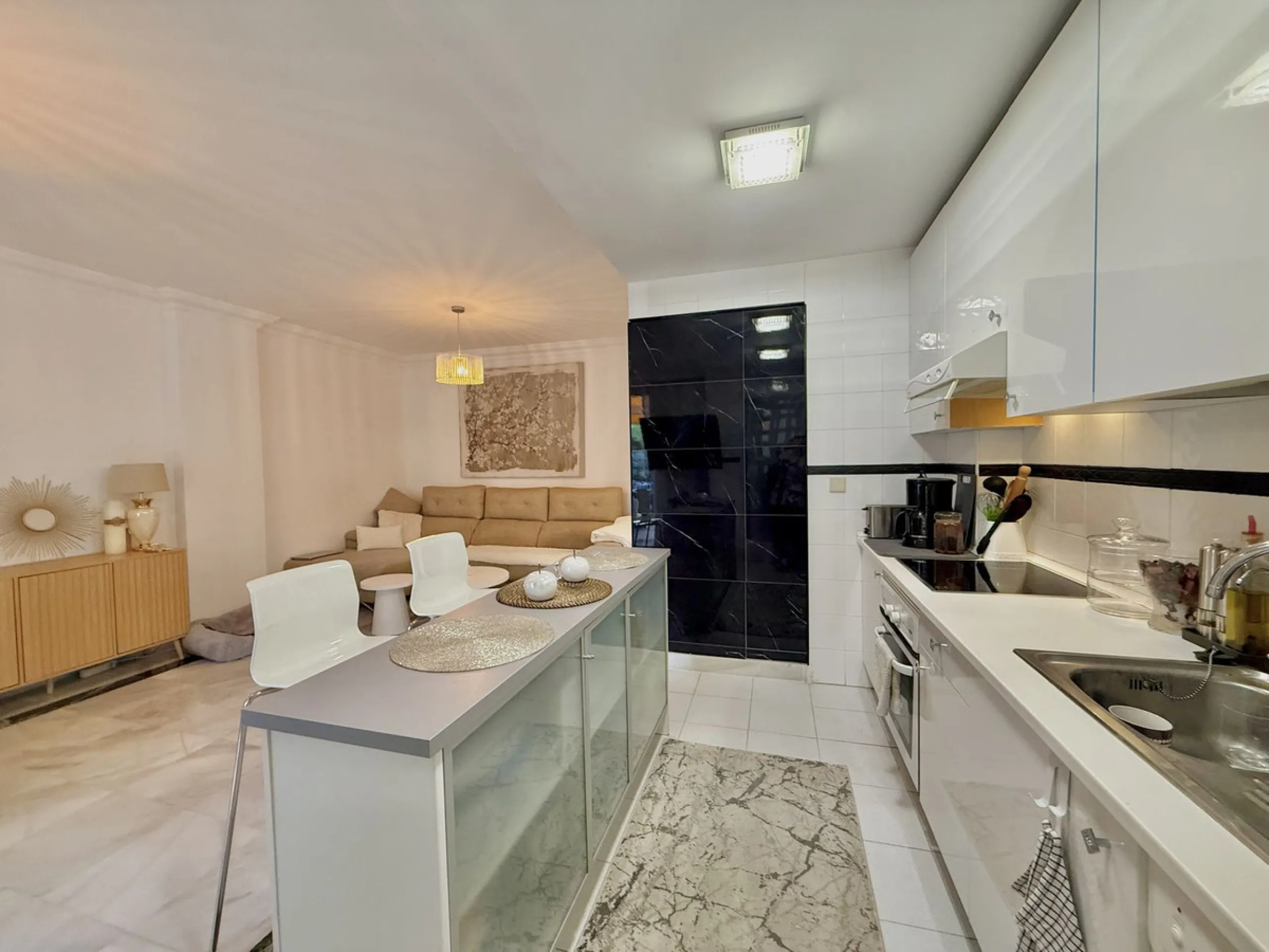 Located in a prestigious urbanization in Nagüeles, within the exclusive neighborhood of La Carolina, Guadalpin, Marbella, this property offers a unique lifestyle. The layout includes an entrance hall that leads to two bedrooms, two bathrooms, a spacious l