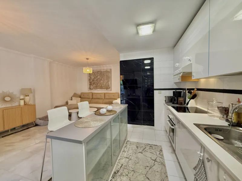Located in a prestigious urbanization in Nagüeles, within the exclusive neighborhood of La Carolina, Guadalpin, Marbella, this property offers a unique lifestyle. The layout includes an entrance hall that leads to two bedrooms, two bathrooms, a spacious l