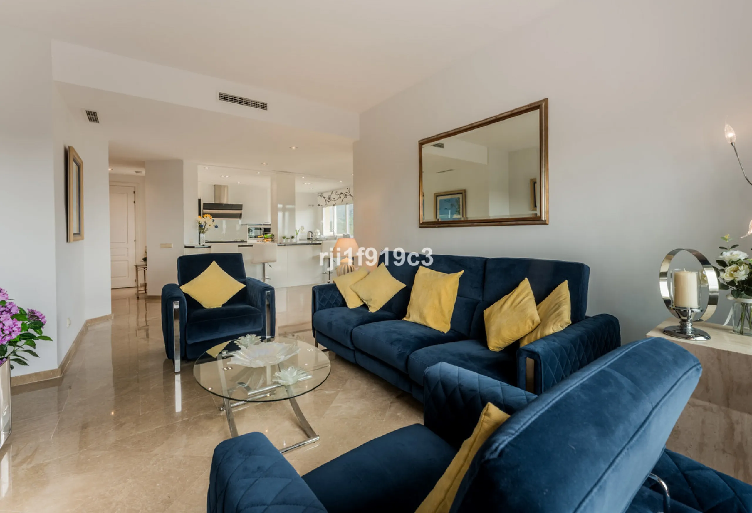 Wunderbares Apartment in der renommierten Wohnanlage Elviria Hills, einer der exklusivsten und begehrtesten Lagen im Osten von Marbella. Dieses elegante Apartment mit 103 m² zeichnet sich durch Großzügigkeit, Helligkeit und ein unvergleichliches Qualitätsniveau aus