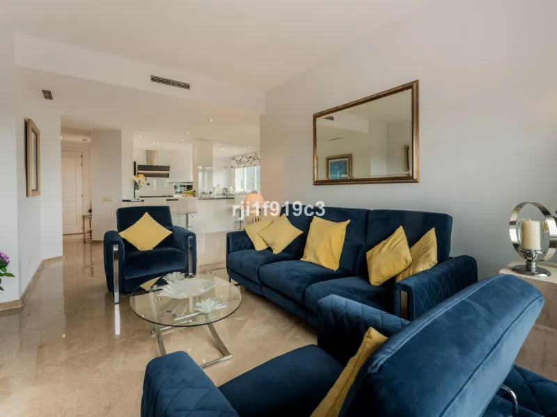 Wunderbares Apartment in der renommierten Wohnanlage Elviria Hills, einer der exklusivsten und begehrtesten Lagen im Osten von Marbella. Dieses elegante Apartment mit 103 m² zeichnet sich durch Großzügigkeit, Helligkeit und ein unvergleichliches Qualitätsniveau aus