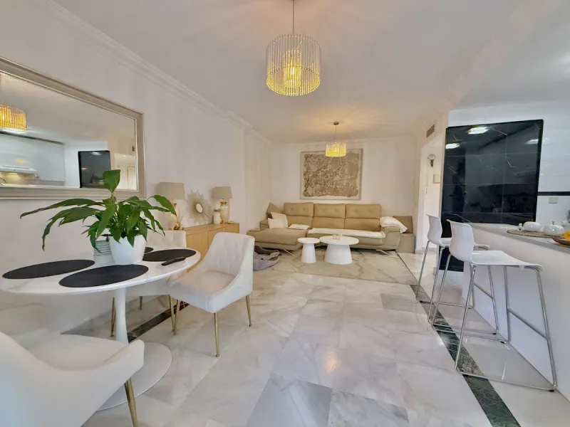 Located in a prestigious urbanization in Nagüeles, within the exclusive neighborhood of La Carolina, Guadalpin, Marbella, this property offers a unique lifestyle. The layout includes an entrance hall that leads to two bedrooms, two bathrooms, a spacious l