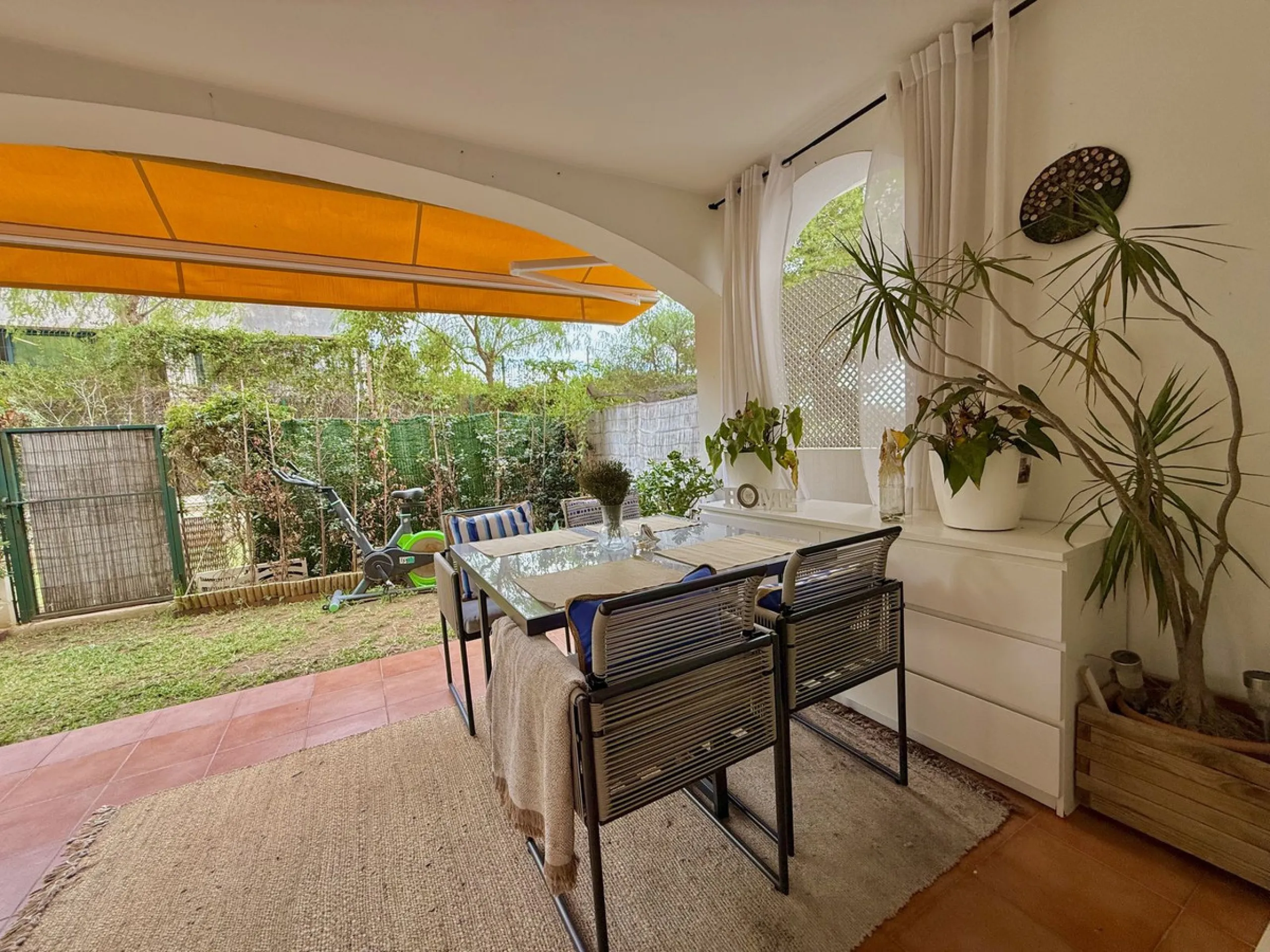 Located in a prestigious urbanization in Nagüeles, within the exclusive neighborhood of La Carolina, Guadalpin, Marbella, this property offers a unique lifestyle. The layout includes an entrance hall that leads to two bedrooms, two bathrooms, a spacious l