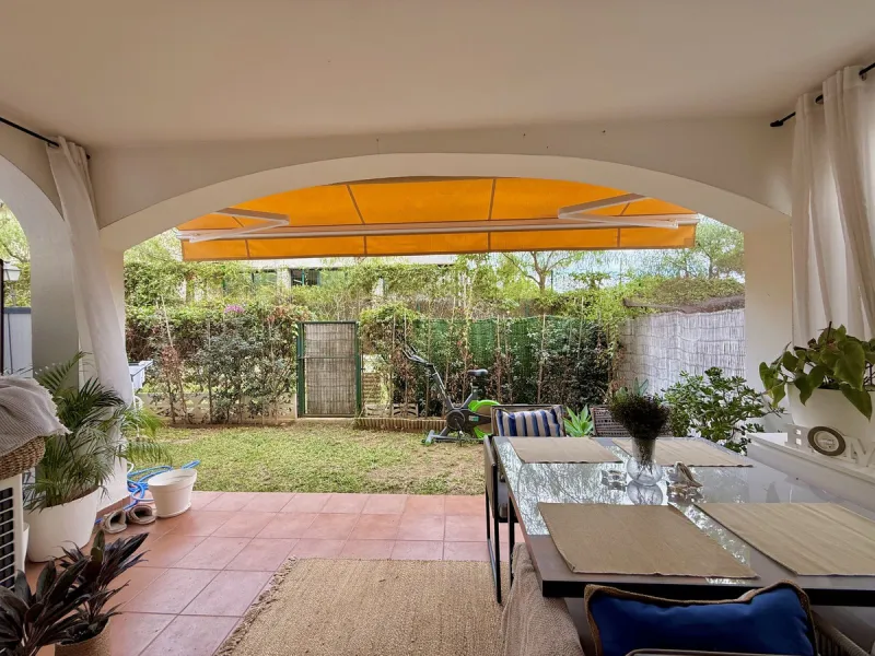 Located in a prestigious urbanization in Nagüeles, within the exclusive neighborhood of La Carolina, Guadalpin, Marbella, this property offers a unique lifestyle. The layout includes an entrance hall that leads to two bedrooms, two bathrooms, a spacious l