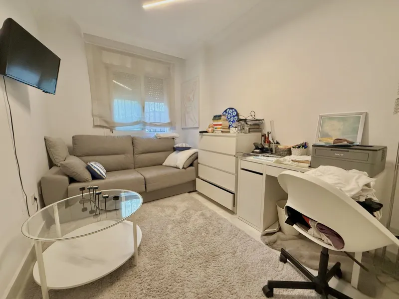 Located in a prestigious urbanization in Nagüeles, within the exclusive neighborhood of La Carolina, Guadalpin, Marbella, this property offers a unique lifestyle. The layout includes an entrance hall that leads to two bedrooms, two bathrooms, a spacious l