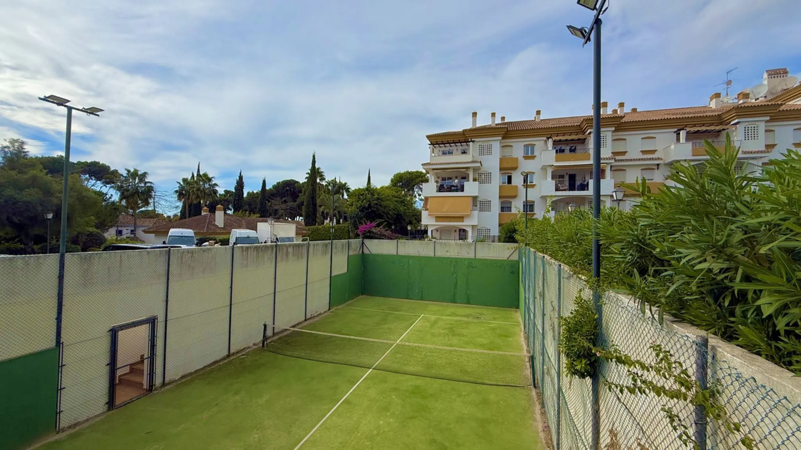 Located in a prestigious urbanization in Nagüeles, within the exclusive neighborhood of La Carolina, Guadalpin, Marbella, this property offers a unique lifestyle. The layout includes an entrance hall that leads to two bedrooms, two bathrooms, a spacious l