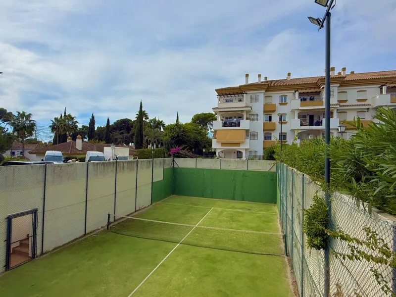 Located in a prestigious urbanization in Nagüeles, within the exclusive neighborhood of La Carolina, Guadalpin, Marbella, this property offers a unique lifestyle. The layout includes an entrance hall that leads to two bedrooms, two bathrooms, a spacious l