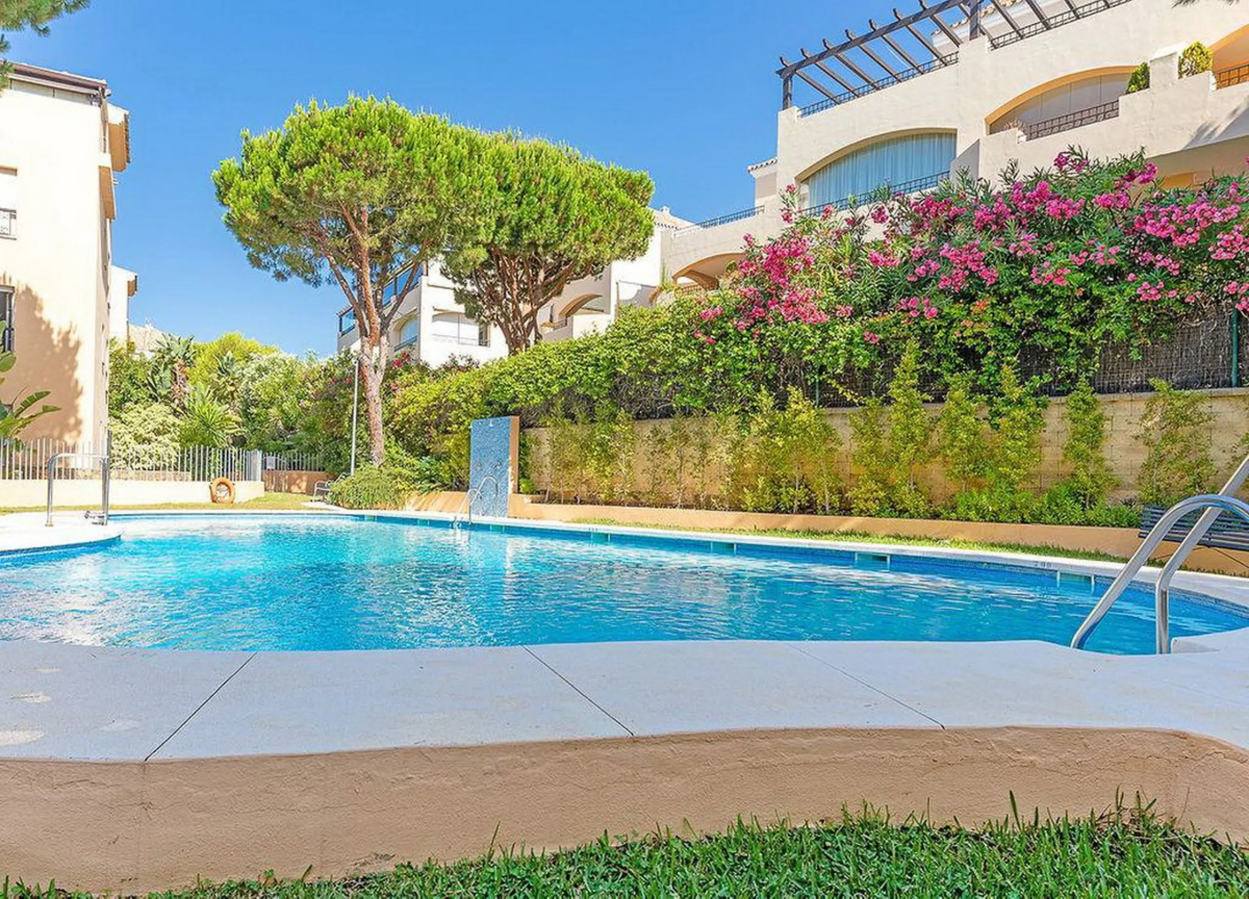 Apartment - Middle Floor Apartment в продаже в Marbella, Málaga. В доме 2 спален и 2 ванных комнат. Площадь дома 92 м²