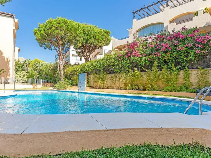 Apartment - Middle Floor Apartment в продаже в Marbella, Málaga. В доме 2 спален и 2 ванных комнат. Площадь дома 92 м²