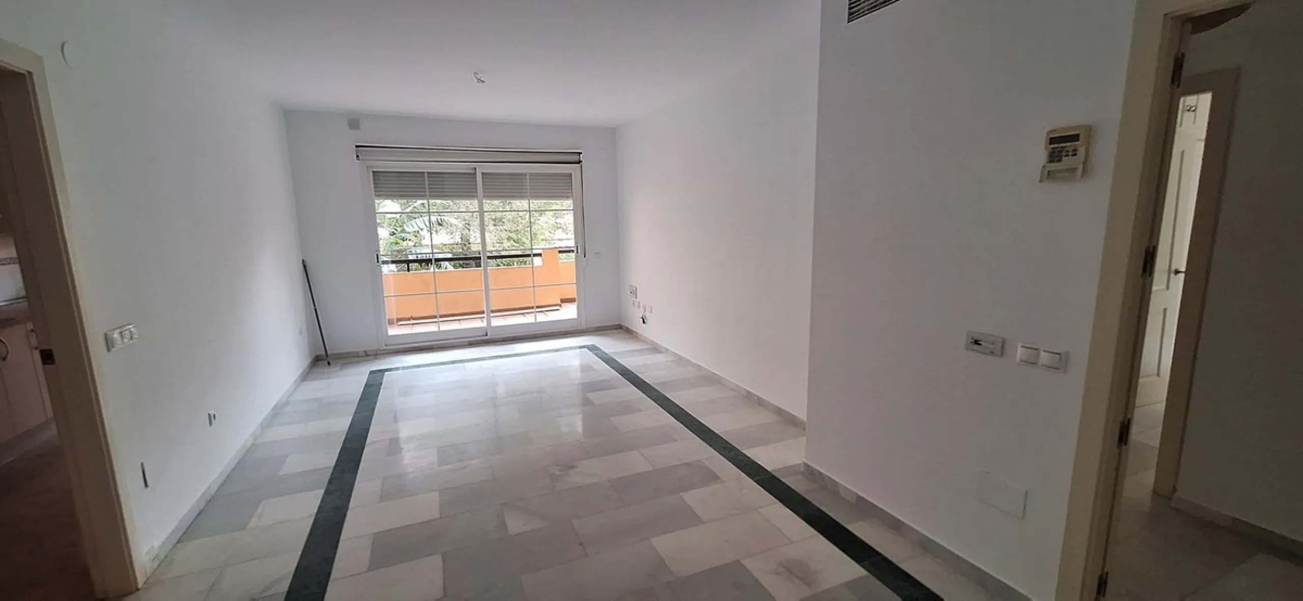 Apartment - Middle Floor Apartment в продаже в Marbella, Málaga. В доме 2 спален и 2 ванных комнат. Площадь дома 92 м²