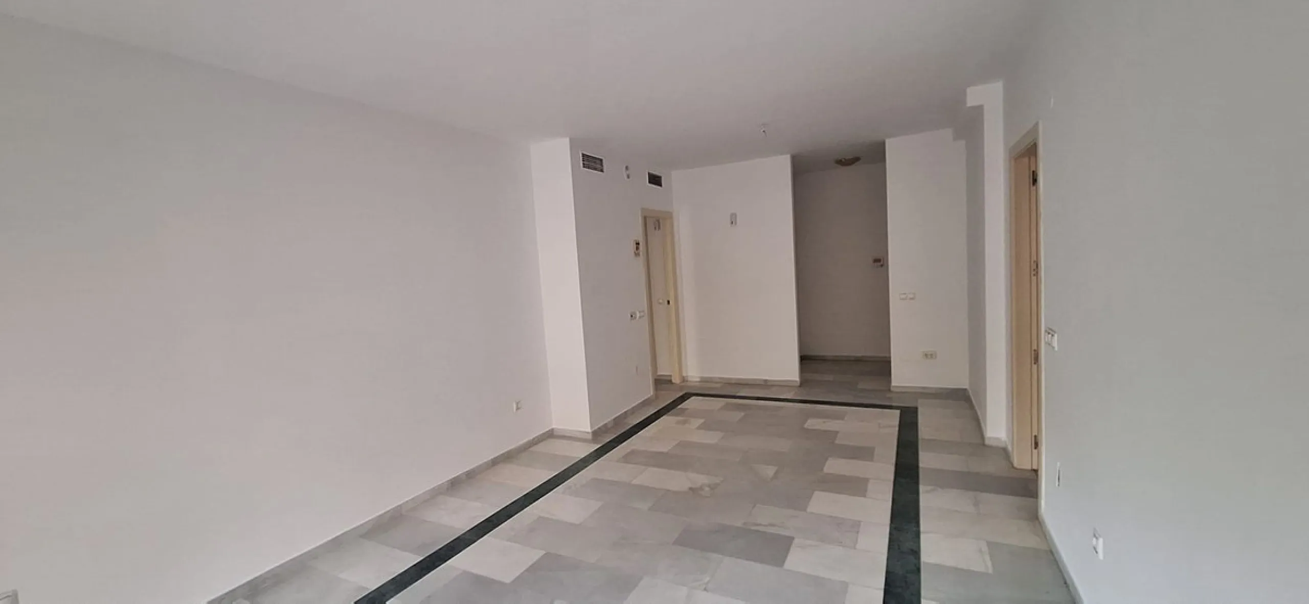 Apartment - Middle Floor Apartment в продаже в Marbella, Málaga. В доме 2 спален и 2 ванных комнат. Площадь дома 92 м²
