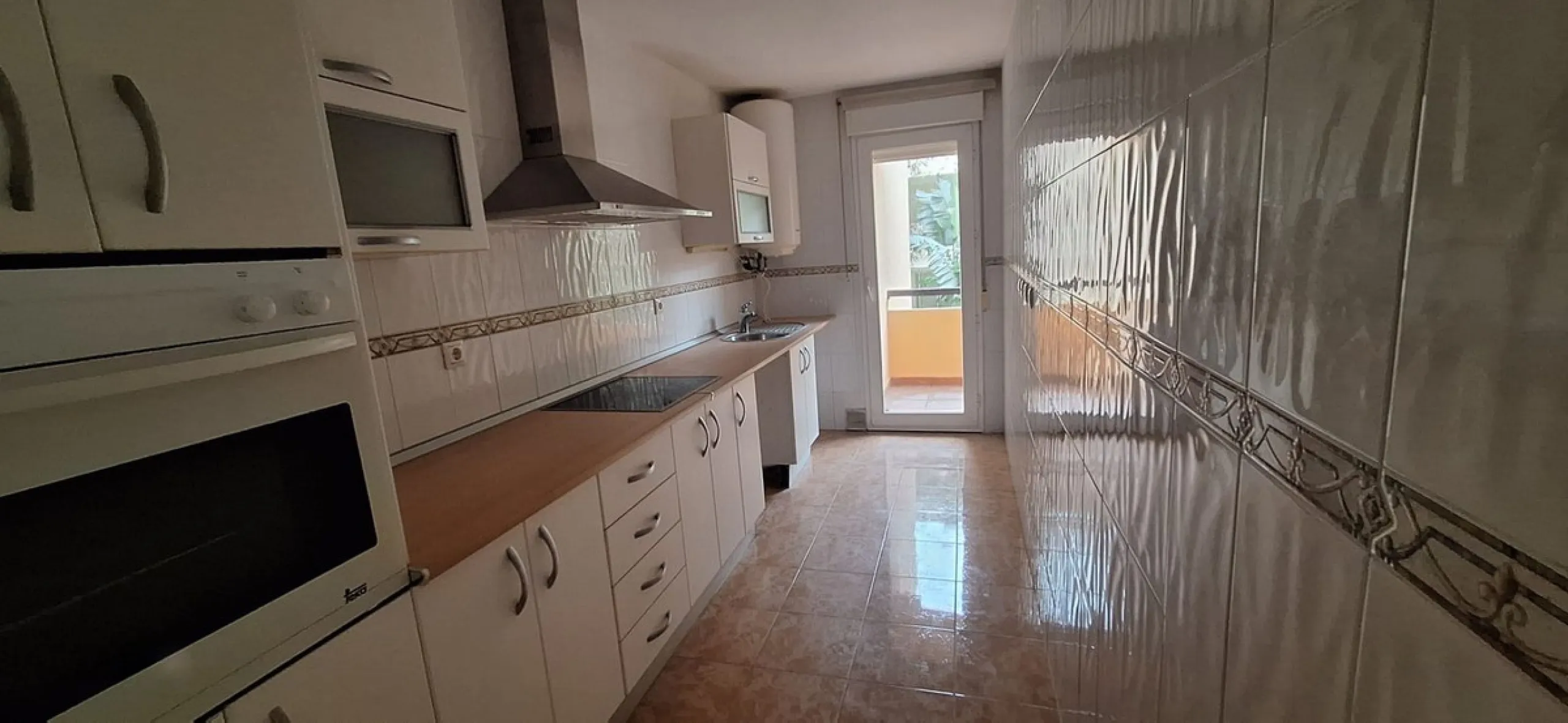 Apartment - Middle Floor Apartment в продаже в Marbella, Málaga. В доме 2 спален и 2 ванных комнат. Площадь дома 92 м²